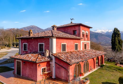 Körülbelül 700 négyzetméteres, tekintélyes vidéki birtok korabeli épülettel, panorámás úszómedencével, étteremmel, minősített farmal és több mint 30 hektárnyi magánterülettel. Image 3