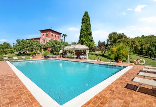 Körülbelül 700 négyzetméteres, tekintélyes vidéki birtok korabeli épülettel, panorámás úszómedencével, étteremmel, minősített farmal és több mint 30 hektárnyi magánterülettel. Image 8