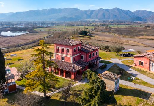 Körülbelül 700 négyzetméteres, tekintélyes vidéki birtok korabeli épülettel, panorámás úszómedencével, étteremmel, minősített farmal és több mint 30 hektárnyi magánterülettel. Image 5