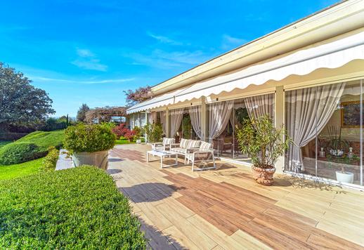 Residenza di 1000 mq su tre livelli con quattro camere, quattro bagni, veranda abitabile e circa un ettaro di parco storico Image 7