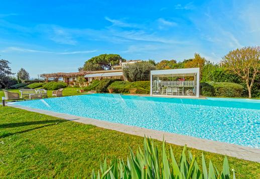 Residenza di 1000 mq su tre livelli con quattro camere, quattro bagni, veranda abitabile e circa un ettaro di parco storico Image 3