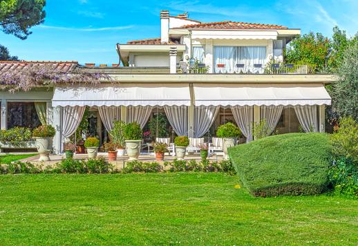 Residenza di 1000 mq su tre livelli con quattro camere, quattro bagni, veranda abitabile e circa un ettaro di parco storico Image 6
