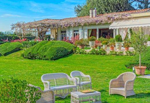 Residenza di 1000 mq su tre livelli con quattro camere, quattro bagni, veranda abitabile e circa un ettaro di parco storico Image 5