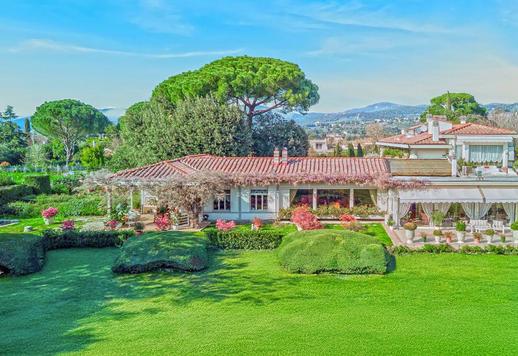 Residenza di 1000 mq su tre livelli con quattro camere, quattro bagni, veranda abitabile e circa un ettaro di parco storico Image 2