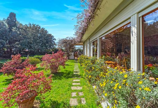 Residenza di 1000 mq su tre livelli con quattro camere, quattro bagni, veranda abitabile e circa un ettaro di parco storico Image 9