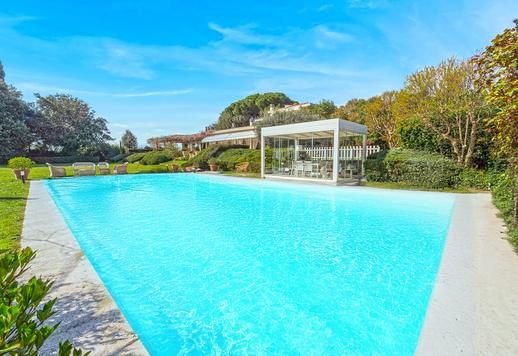 Residenza di 1000 mq su tre livelli con quattro camere, quattro bagni, veranda abitabile e circa un ettaro di parco storico Image 4