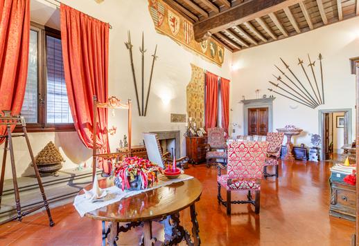 Arvostettu yli 500 neliömetrin kartano freskoilla koristelluilla saleilla, seitsemällä makuuhuoneella ja yksityisellä autotallilla muutaman askeleen päässä renessanssin tärkeimmistä monumenteista Image 7