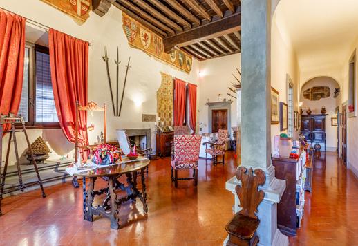 Prestisjefylt eiendom på over 500 kvm med freskomalerier i hallene, syv soverom og en privat garasje noen få skritt fra de viktigste renessansemonumentene Image 1