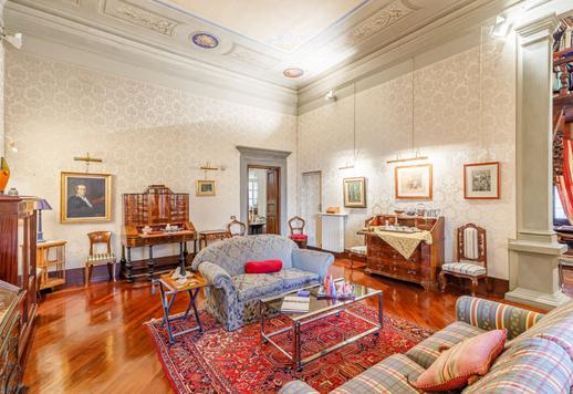 Arvostettu yli 500 neliömetrin kartano freskoilla koristelluilla saleilla, seitsemällä makuuhuoneella ja yksityisellä autotallilla muutaman askeleen päässä renessanssin tärkeimmistä monumenteista Image 2