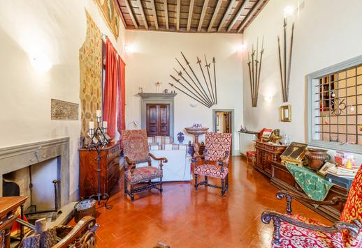 Arvostettu yli 500 neliömetrin kartano freskoilla koristelluilla saleilla, seitsemällä makuuhuoneella ja yksityisellä autotallilla muutaman askeleen päässä renessanssin tärkeimmistä monumenteista Image 6