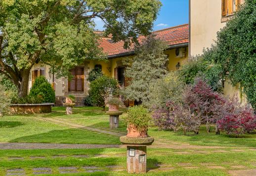Storica proprietà rurale di 1000 mq coperti con piscina panoramica, maneggio attrezzato e 15 ettari di terreno produttivo in contesto paesaggistico e archeologico tutelato Image 8