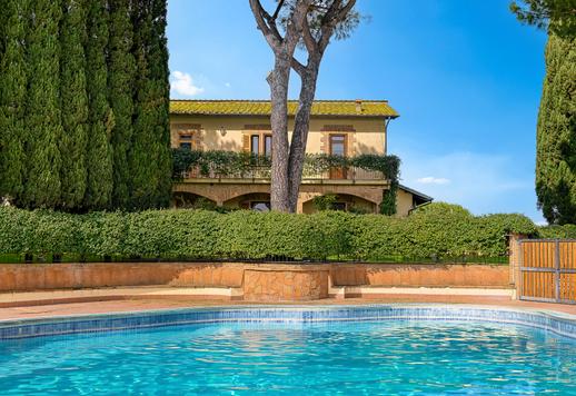 Storica proprietà rurale di 1000 mq coperti con piscina panoramica, maneggio attrezzato e 15 ettari di terreno produttivo in contesto paesaggistico e archeologico tutelato Image 4