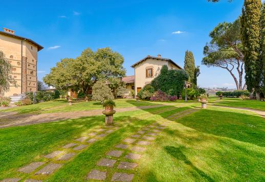 Storica proprietà rurale di 1000 mq coperti con piscina panoramica, maneggio attrezzato e 15 ettari di terreno produttivo in contesto paesaggistico e archeologico tutelato Image 9