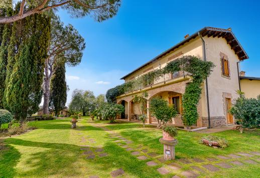Storica proprietà rurale di 1000 mq coperti con piscina panoramica, maneggio attrezzato e 15 ettari di terreno produttivo in contesto paesaggistico e archeologico tutelato Image 2