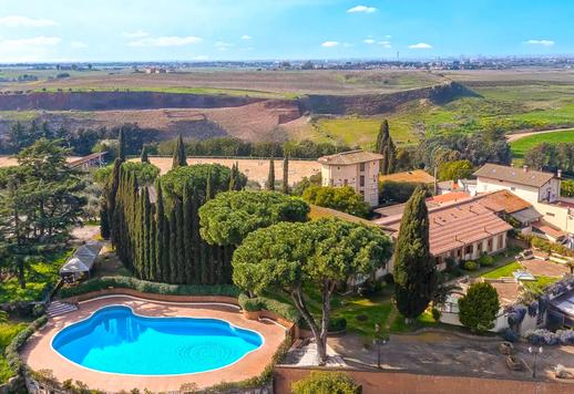 Storica proprietà rurale di 1000 mq coperti con piscina panoramica, maneggio attrezzato e 15 ettari di terreno produttivo in contesto paesaggistico e archeologico tutelato Image 1