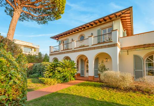 베르실리아에서 가장 인기 있는 주거 지역의 중심부에 위치한 이 빌라는 최근에 지어졌으며, 1,800제곱미터 규모의 개인 정원, 수영장, 월풀을 갖추고 있고, 바다에서 불과 몇 걸음 거리에 있습니다. Image 3