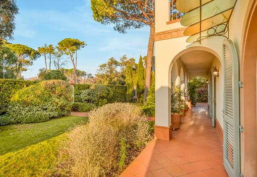 베르실리아에서 가장 인기 있는 주거 지역의 중심부에 위치한 이 빌라는 최근에 지어졌으며, 1,800제곱미터 규모의 개인 정원, 수영장, 월풀을 갖추고 있고, 바다에서 불과 몇 걸음 거리에 있습니다. Image 5