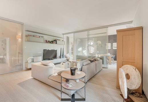 베르실리아에서 가장 인기 있는 주거 지역의 중심부에 위치한 이 빌라는 최근에 지어졌으며, 1,800제곱미터 규모의 개인 정원, 수영장, 월풀을 갖추고 있고, 바다에서 불과 몇 걸음 거리에 있습니다. Image 9