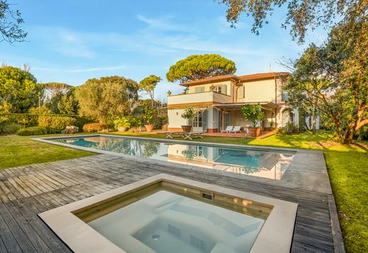 베르실리아에서 가장 인기 있는 주거 지역의 중심부에 위치한 이 빌라는 최근에 지어졌으며, 1,800제곱미터 규모의 개인 정원, 수영장, 월풀을 갖추고 있고, 바다에서 불과 몇 걸음 거리에 있습니다. Image 1