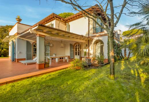 베르실리아에서 가장 인기 있는 주거 지역의 중심부에 위치한 이 빌라는 최근에 지어졌으며, 1,800제곱미터 규모의 개인 정원, 수영장, 월풀을 갖추고 있고, 바다에서 불과 몇 걸음 거리에 있습니다. Image 6