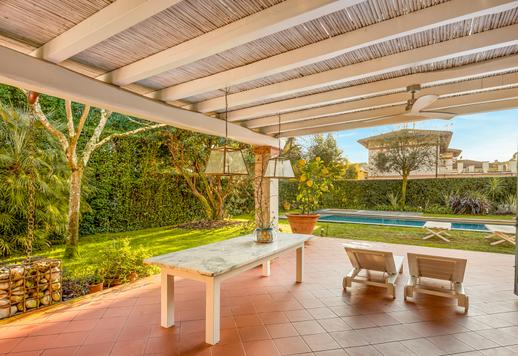 베르실리아에서 가장 인기 있는 주거 지역의 중심부에 위치한 이 빌라는 최근에 지어졌으며, 1,800제곱미터 규모의 개인 정원, 수영장, 월풀을 갖추고 있고, 바다에서 불과 몇 걸음 거리에 있습니다. Image 7