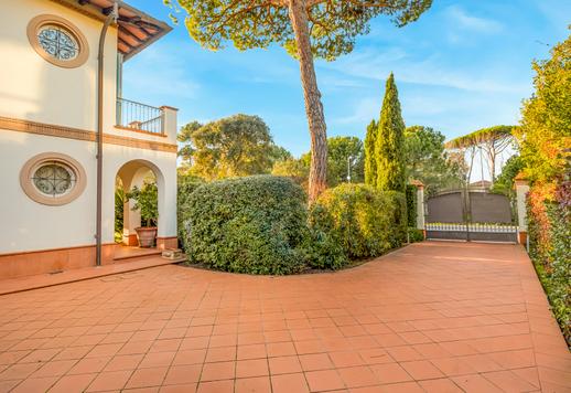 베르실리아에서 가장 인기 있는 주거 지역의 중심부에 위치한 이 빌라는 최근에 지어졌으며, 1,800제곱미터 규모의 개인 정원, 수영장, 월풀을 갖추고 있고, 바다에서 불과 몇 걸음 거리에 있습니다. Image 8