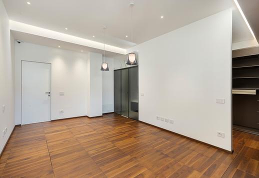 Nella via più rappresentativa del lusso milanese, questo splendido appartamento ristrutturato è in vendita al quarto piano di un palazzo anni '30 Image 9