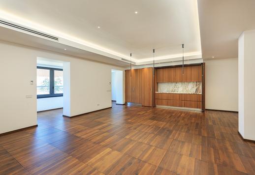 Nella via più rappresentativa del lusso milanese, questo splendido appartamento ristrutturato è in vendita al quarto piano di un palazzo anni '30 Image 1