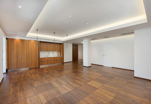 Nella via più rappresentativa del lusso milanese, questo splendido appartamento ristrutturato è in vendita al quarto piano di un palazzo anni '30 Image 2