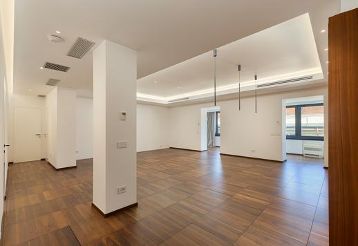 Nella via più rappresentativa del lusso milanese, questo splendido appartamento ristrutturato è in vendita al quarto piano di un palazzo anni '30 Image 3