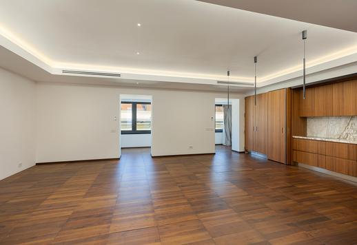 Nella via più rappresentativa del lusso milanese, questo splendido appartamento ristrutturato è in vendita al quarto piano di un palazzo anni '30 Image 4