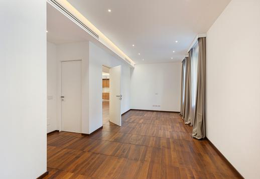 Nella via più rappresentativa del lusso milanese, questo splendido appartamento ristrutturato è in vendita al quarto piano di un palazzo anni '30 Image 5