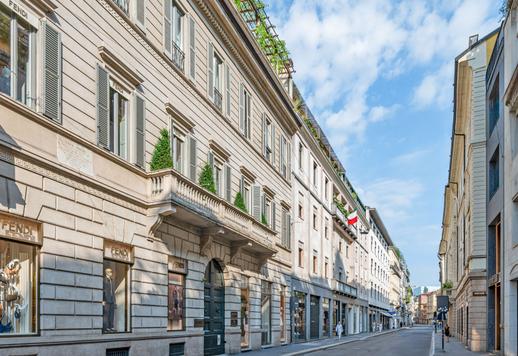 En la calle más representativa del lujo milanés, este espléndido apartamento reformado está a la venta en la cuarta planta de un edificio de los años 30. Image 1