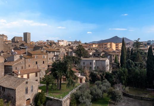 Prestigieus accommodatiecomplex van circa 1.200 vierkante meter met een privé-park van meer dan 1 hectare, een zwembad, 24 wooneenheden en talrijke voorzieningen voor een aangename gastvrijheid. Image 7