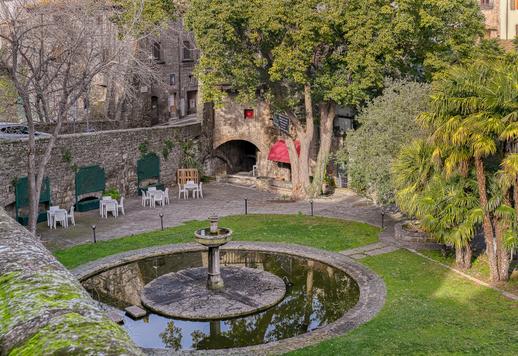 Prestigieus accommodatiecomplex van circa 1.200 vierkante meter met een privé-park van meer dan 1 hectare, een zwembad, 24 wooneenheden en talrijke voorzieningen voor een aangename gastvrijheid. Image 4