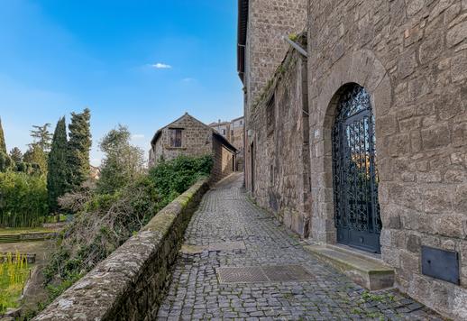 Prestigieus accommodatiecomplex van circa 1.200 vierkante meter met een privé-park van meer dan 1 hectare, een zwembad, 24 wooneenheden en talrijke voorzieningen voor een aangename gastvrijheid. Image 5