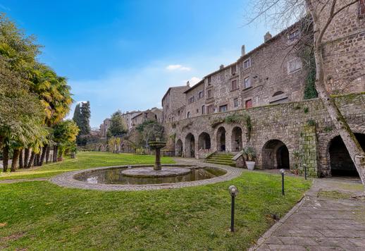 Prestigieus accommodatiecomplex van circa 1.200 vierkante meter met een privé-park van meer dan 1 hectare, een zwembad, 24 wooneenheden en talrijke voorzieningen voor een aangename gastvrijheid. Image 1