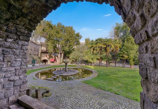 Prestigieus accommodatiecomplex van circa 1.200 vierkante meter met een privé-park van meer dan 1 hectare, een zwembad, 24 wooneenheden en talrijke voorzieningen voor een aangename gastvrijheid. Image 3