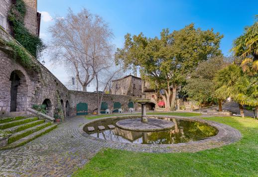 Prestigieus accommodatiecomplex van circa 1.200 vierkante meter met een privé-park van meer dan 1 hectare, een zwembad, 24 wooneenheden en talrijke voorzieningen voor een aangename gastvrijheid. Image 2