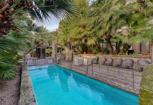 Prestigieus accommodatiecomplex van circa 1.200 vierkante meter met een privé-park van meer dan 1 hectare, een zwembad, 24 wooneenheden en talrijke voorzieningen voor een aangename gastvrijheid. Image 6