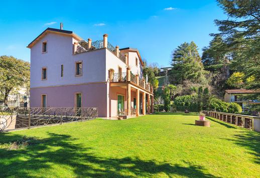 Üç katlı, 640 metrekarelik ikonik mülk; fresklerle süslü salonları, 1500 metrekarelik bahçeye bakan büyük pencereleri, sauna ve yer altı yüzme havuzu bulunan sağlıklı yaşam alanı ile dikkat çekiyor. Image 4