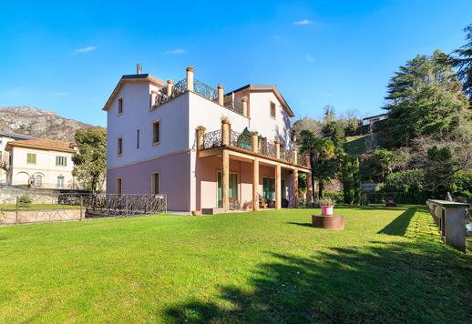 Üç katlı, 640 metrekarelik ikonik mülk; fresklerle süslü salonları, 1500 metrekarelik bahçeye bakan büyük pencereleri, sauna ve yer altı yüzme havuzu bulunan sağlıklı yaşam alanı ile dikkat çekiyor. Image 3