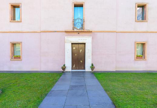 Üç katlı, 640 metrekarelik ikonik mülk; fresklerle süslü salonları, 1500 metrekarelik bahçeye bakan büyük pencereleri, sauna ve yer altı yüzme havuzu bulunan sağlıklı yaşam alanı ile dikkat çekiyor. Image 6