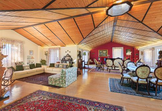 Üç katlı, 640 metrekarelik ikonik mülk; fresklerle süslü salonları, 1500 metrekarelik bahçeye bakan büyük pencereleri, sauna ve yer altı yüzme havuzu bulunan sağlıklı yaşam alanı ile dikkat çekiyor. Image 8