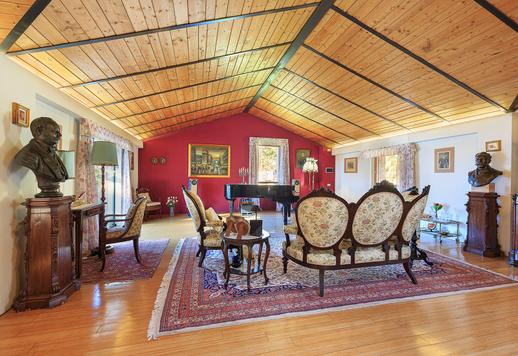 Üç katlı, 640 metrekarelik ikonik mülk; fresklerle süslü salonları, 1500 metrekarelik bahçeye bakan büyük pencereleri, sauna ve yer altı yüzme havuzu bulunan sağlıklı yaşam alanı ile dikkat çekiyor. Image 9