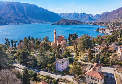 Üç katlı, 640 metrekarelik ikonik mülk; fresklerle süslü salonları, 1500 metrekarelik bahçeye bakan büyük pencereleri, sauna ve yer altı yüzme havuzu bulunan sağlıklı yaşam alanı ile dikkat çekiyor. Image 1