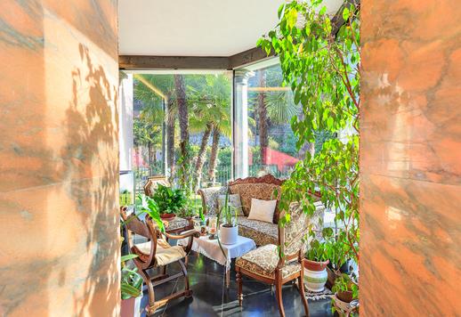 Üç katlı, 640 metrekarelik ikonik mülk; fresklerle süslü salonları, 1500 metrekarelik bahçeye bakan büyük pencereleri, sauna ve yer altı yüzme havuzu bulunan sağlıklı yaşam alanı ile dikkat çekiyor. Image 7