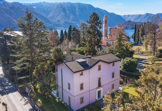 Üç katlı, 640 metrekarelik ikonik mülk; fresklerle süslü salonları, 1500 metrekarelik bahçeye bakan büyük pencereleri, sauna ve yer altı yüzme havuzu bulunan sağlıklı yaşam alanı ile dikkat çekiyor. Image 2