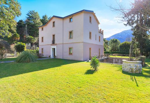 Üç katlı, 640 metrekarelik ikonik mülk; fresklerle süslü salonları, 1500 metrekarelik bahçeye bakan büyük pencereleri, sauna ve yer altı yüzme havuzu bulunan sağlıklı yaşam alanı ile dikkat çekiyor. Image 5