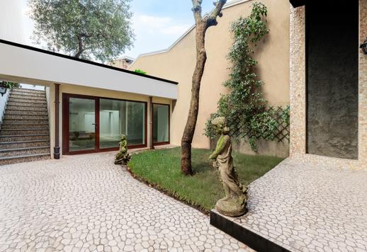 NoLo 중심부에 위치한 매력적인 주택으로, 100제곱미터 규모의 야외 공간과 차고 및 주차 공간을 갖추고 있습니다. Image 3